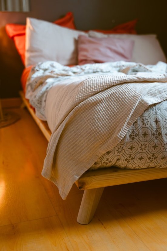 SENZA BED natural pine (postel z borovice) - barva: karup natural, rozměr: 90*200 cm