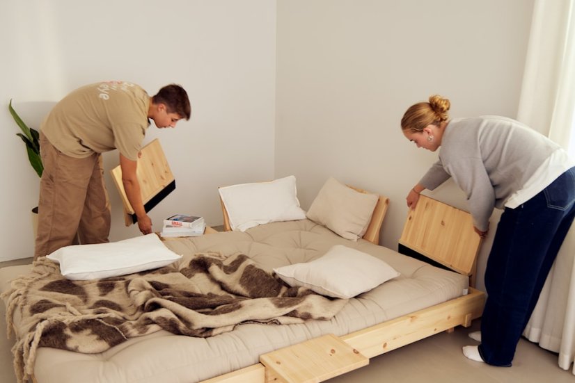 sofa SOCIAL natural pice (pohovka z borovice) - barva: natural (lak), rozměr: 140x200x15 cm + 2 opěrná čela a 2 boční stolíky, barva futonu: beige 747