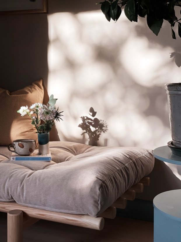 sofa NEXT daybed natural pine (pohovka z borovice) - Barva: karup natural, barva futonu: ivory 510