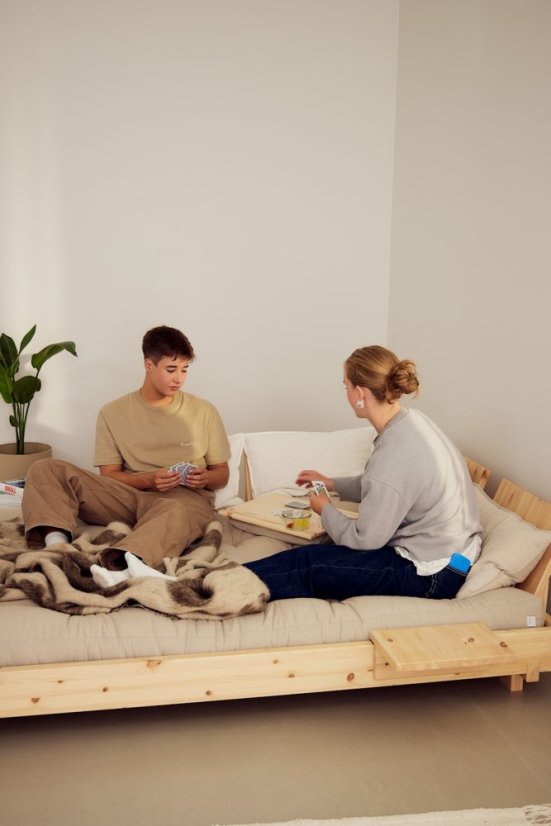 sofa SOCIAL natural pice (pohovka z borovice) - barva: natural (lak), rozměr: 140x200x15 cm + 2 opěrná čela a 2 boční stolíky, barva futonu: beige 747