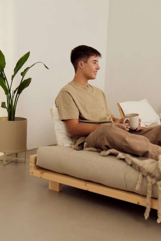 sofa SOCIAL natural pice (pohovka z borovice) - barva: natural (lak), rozměr: 140x200x15 cm + 2 opěrná čela a 2 boční stolíky, barva futonu: beige 747