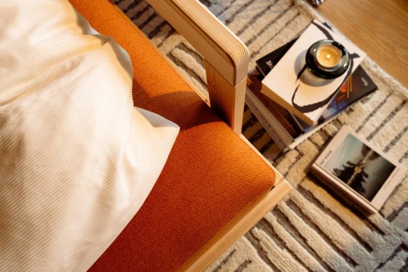 sofa STAY natural pine (pohovka z borovice) - barva: karup natural, barva futonu: grandpa beige 660