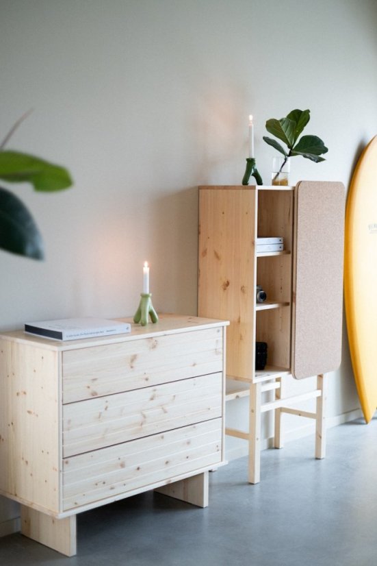 SLIDE CABINET W. PINBOARD