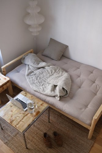 sofa KNOB natural pine (pohovka z borovice) - Barva: karup natural, barva futonu: bordeaux 710